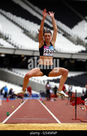 Sarah Warnock tritt im Women's Long Jump während der Universities and Colleges Sports Championships im Olympiastadion in London an. Stockfoto