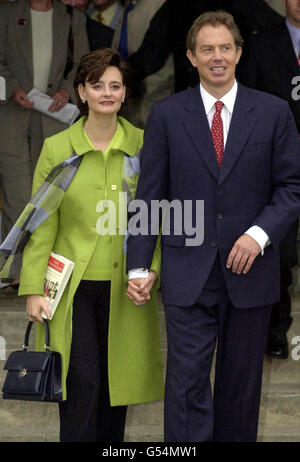 Premierminister Tony Blair und seine Frau Cherie verlassen die St. Peter's Church in Brighton am Eröffnungstag der jährlichen Labour Party Conference in der Stadt. Stockfoto