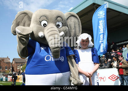 Changy, der Maskottchen, und die Toffee Lady vor dem Spiel Zwischen Everton und Lincoln Stockfoto