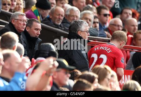 Paul Scholes von Manchester United (rechts) nimmt seinen Platz in der ein Dugout nach der Substitution als Manager Sir Alex Ferguson (links) Sieht aus Stockfoto