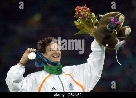 Die irische Sonia O'Sullivan feiert den Gewinn der Silbermedaille im Finale der Frauen über 5000 m bei den Olympischen Spielen in Sydney, Australien. Stockfoto