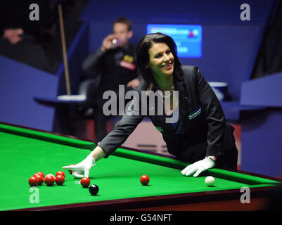 Schiedsrichterin Michaela Tabb ersetzt im Finale der Snookerweltmeisterschaft Betfred.com im Crucible Theatre, Sheffield, die Kugeln auf dem Tisch. Stockfoto