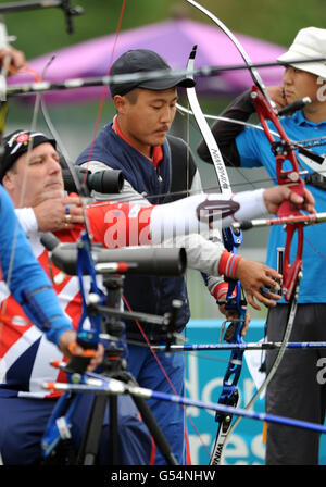 Bogenschießen - Para Archery Internationales Turnier & Testevent - Tag 1 - Royal Artillery Barracks. Der russische Timur Tuchinov bricht beim Paralympischen Bogenschießevent in der Königlichen Artilleriekaserne in Woolwich den Weltrekord Stockfoto