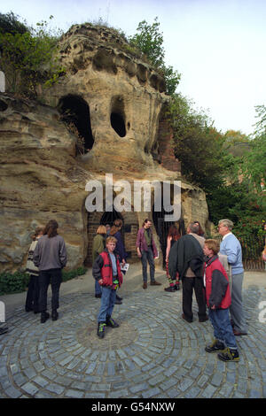 Das Äußere der Sandsteinhöhlen, die unter Nottingham Castle verlaufen. Stockfoto