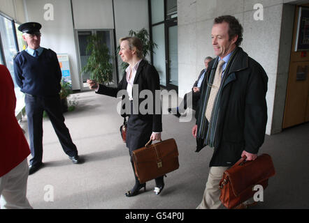 Die RTE-Vorstandsmitglieder Eunice O'Raw und Joe Little nach einem Treffen mit Kommunikationsminister Pat Rabbitte in Dublin. Stockfoto