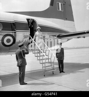 Queen Elizabeth II und der Herzog von Edinburgh am Flughafen Heathrow. Stockfoto