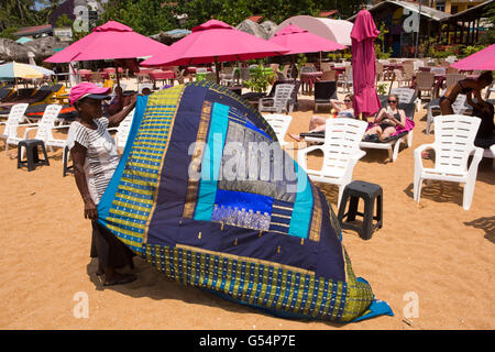 Provinz in Galle, Sri Lanka Unawatuna Beach, Textile Verkäufer hawking Tuch für Touristen Stockfoto