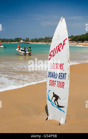 Sri Lanka, Galle Provinz, Unawatuna Beach surf Schule Zeichen auf Surfbrett Stockfoto