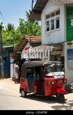 Sri Lanka, Galle Provinz, Unawatuna Dorf, Transport, rote Auto-Rikscha unterwegs Stockfoto