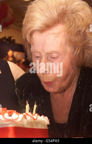 Baroness Barbara Castle bläst auf der Jahreskonferenz der Labour Party in Brighton die Kerzen auf ihrem Kuchen zum 90. Geburtstag aus. Premierminister Tony Blair und seine Frau Cherie nahmen an der Partei Teil, Stunden nachdem die Führung eine entscheidende Abstimmung über die Rentenpolitik verloren hatte. * als Lady Castle half, die Rebellion der Rentner zu führen. Stockfoto