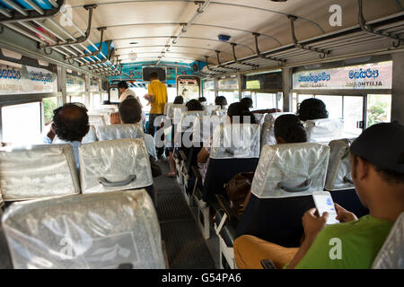 Provinz in Galle, Sri Lanka Unawatuna Blick in private Ortsbus bis Galle Stockfoto