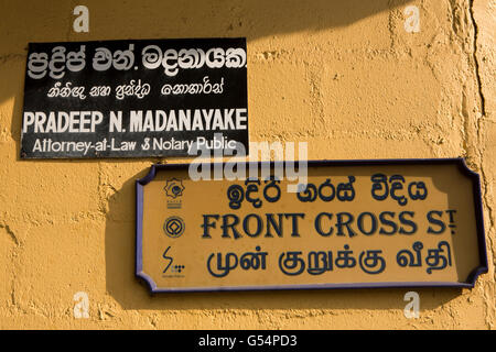 Sri Lanka, Galle Fort, vordere Cross Street, Schilder in drei Sprachen und Attorney At Law board Stockfoto