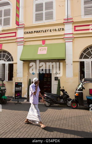 Sri Lanka, Galle Fort, Hausierer Street, muslimischen Mann in Lunghi vorbeigehen Chas P Hayley original-shop Stockfoto