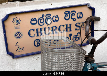 Sri Lanka, Galle Fort, Church Street, mehrsprachige Zeichen und Fahrradkorb Stockfoto