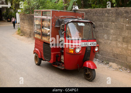 Provinz in Galle, Sri Lanka Unawatuna Dorf, Autorikscha Brot Lieferwagen Stockfoto