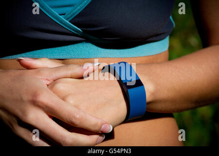 Junge Frau mit einer Fitness-Uhr während ihres Laufs. Stockfoto