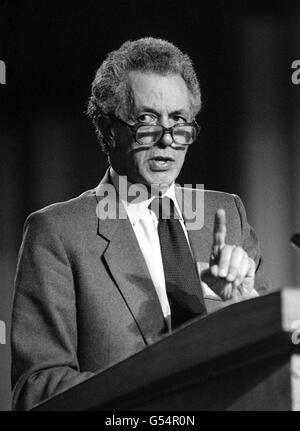 10. DEZEMBER: Bildungsminister Sir Keith Joseph führt die Bildungsdebatte auf der Konferenz der Konservativen Partei in den Blackpool Winter Gardens durch. Stockfoto