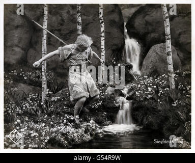 "Sterben Nibelungen: Siegfried" 1924 deutscher fantasy-Film unter der Regie von Fritz Lang (1890-1976) Lobby Ursprungskarte zeigt Siegfrieds (Paul Richter) Tod im Frühjahr. Stockfoto