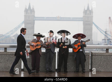 Eine mexikanische Mariachi-Band mit einem englischen Twist trotzen dem Londoner Wetter vor der Tower Bridge, als Tyrrells neue Tortilla-Chips, TorTyrrells, auf den Markt bringen. Stockfoto