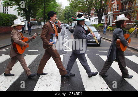 Eine mexikanische Mariachi-Band mit einem englischen Twist trotzen dem Londoner Wetter an der Abbey Road, als Tyrrells neue Tortilla-Chips, TorTyrrells, auf den Markt bringen. Stockfoto