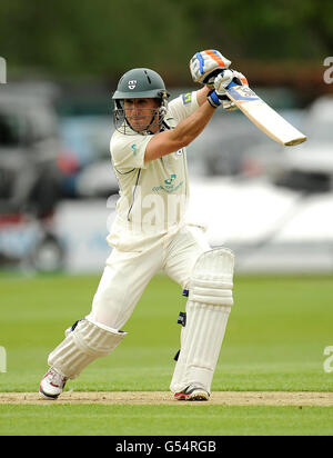 Daryl Mitchell von Worcestershire schlägt während des LV= County Championship Division One-Matches in New Road, Worcester. Stockfoto