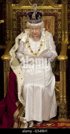 Königin Elizabeth II. Hält ihre Rede während der Staatseröffnung des Parlaments im House of Lords, London. Stockfoto