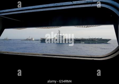 US Navy Nimitz-Klasse Atom-Super-Träger USS Ronald Reagan von Flug-Aufhänger der USS John C. Stennis gesehen, wie es in Bildung im dualen Betrieb 18. Juni 2016 in der Philippinensee dampft. Stockfoto