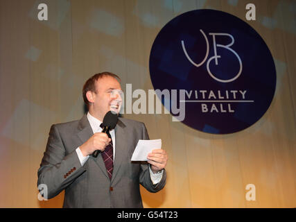 Age UK Vitality Ball. Der Komiker Tim Vine vergleicht den Vitality Ball von Age UK an den Royal Courts of Justice, London. Stockfoto