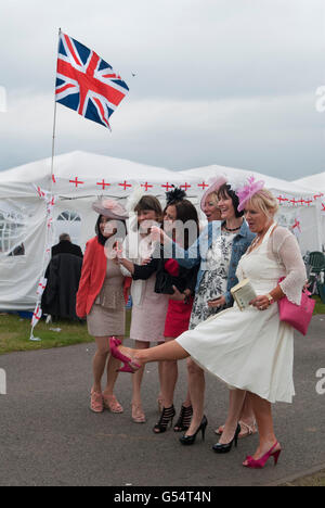 Royal Ascot auf der Heideseite der Rennbahn, viel billiger und oder freier Eintritt. Die Union Jack-Flagge fliegt. Ascot Berkshire England 2016 UK. 2010er Jahre HOMER SYKES Stockfoto