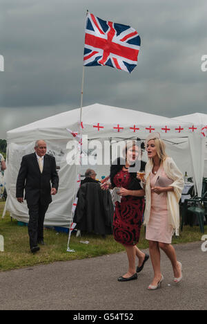 Ein Arbeitstag im Royal Ascot auf der Heath-Seite der Rennbahn, billiger und kostenloser Eintritt. Die Union Jack-Flagge fliegt. Ascot Berkshire England 2016 UK. 2010er Jahre HOMER SYKES Stockfoto