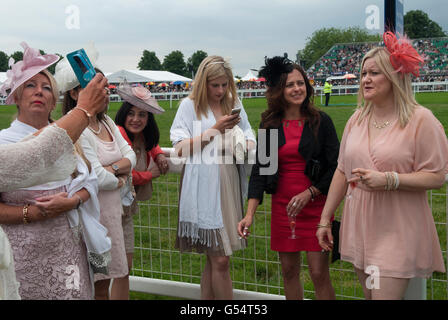 Selfie UK. Freundinnen im Royal Ascot, Heath Side. Feiern Sie einen der Gruppen Geburtstag Berkshire England Großbritannien. 2016 2010er Jahre HOMER SYKES Stockfoto