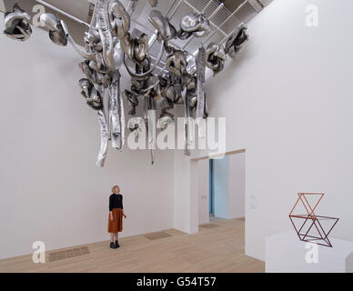 Tate Modern, 14.6.17. Ein Mitarbeiter des Museums schaut auf Untitled (Living Sculpture) 1966 von Marisa Merz, eine Aluminium-Hängekonstruktion. Stockfoto