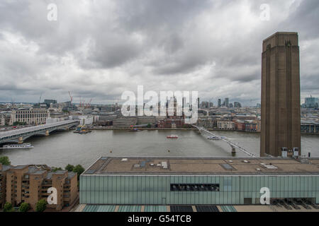 Nördlich von Tate Modern Schalter Neubau in Richtung St Pauls Cathedral über bestehende Gebäude, Turbine Hall anzeigen Stockfoto