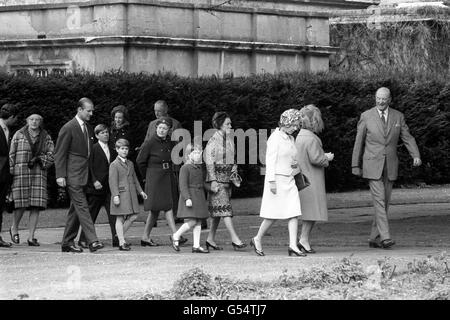 Die königliche Familie geht zur Kirche in Badminton. (l-r) nicht identifizierte Person, der Herzog von Edinburgh, Prinz Andrew, Prinz Edward, die Herzogin von Beaufort, Lady Sarah Armstrong-Jones, Prinzessin Margaret, Königin Elizabeth II, die Königin Mutter und der Herzog von Beaufort. Stockfoto