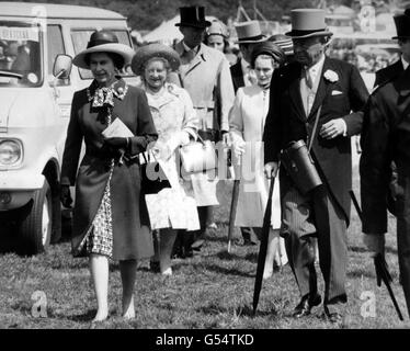 Queen Elizabeth II, die Queen Mother und die Herzogin von Gloucester in Epsom für das Derby. Auf der rechten Seite ist der Herzog von Norfolk. Stockfoto