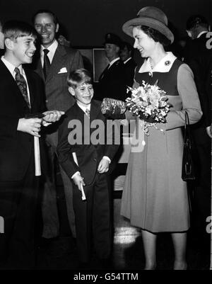 Königin Elizabeth II. Mit Prinz Andrew, links, und Prinz Edward, mit geologischen Hämmern, mit denen sie im Geologischen Museum präsentiert wurden, wo sie gerade die Ausstellung „Geschichte der Erde“ gezeigt hatten. Stockfoto