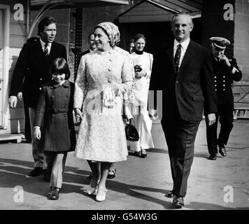 *gescannte Low-Res aus Print, High-Res auf Anfrage* Prinzessin Margaret in Westminster mit Lord Snowdon und ihrer Tochter Lady Sarah Armstrong-Jones. Stockfoto