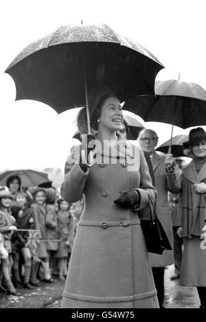 Königin Elizabeth II. Bei einem Besuch im Royal Borough Von Windsor und Maidenhead Stockfoto