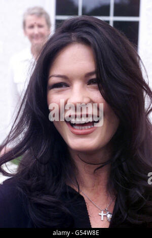 Zeta Jones Wales besuchen Stockfoto