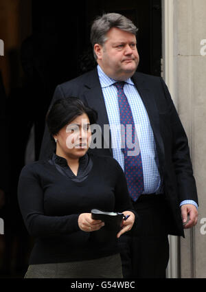 Baroness Sayeeda Warsi und der Anführer des Oberhauses, Lord Strathclyde, verlassen 10 Downing Street, London, nach einer Kabinettssitzung. Stockfoto