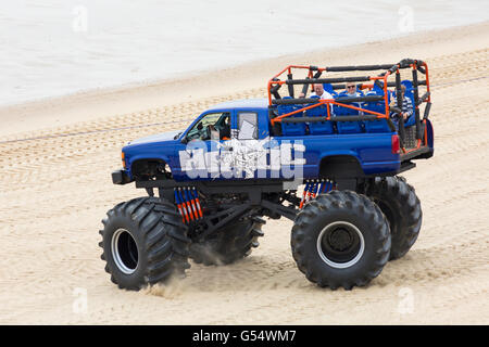 Besucher genießen eine Fahrt auf Monster truck Verwüstung auf den ersten Tag des Bournemouth Räder Festival 2016, Bournemouth, Dorset UK im Juni Stockfoto