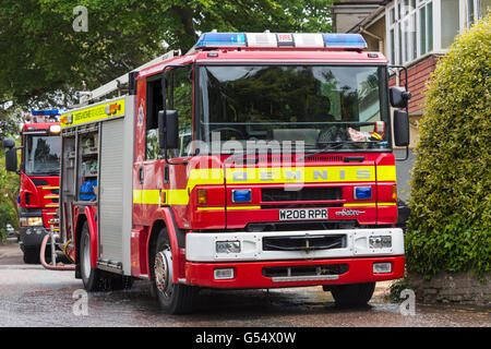 Feuerwehrwagen, Feuerwehrwagen, vor dem Gebäude geparkt, das im Juni zur Brandwache im alten Belvedere Hotel, Bath Road, Bournemouth, Dorset UK, eingesetzt wurde Stockfoto