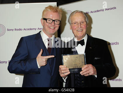 Chris Evans (links) mit Nichola Parsons, der den Gold Award bei den Sony Radio Academy Awards gewonnen hat, im Grosvenor House Hotel im Zentrum von London. Stockfoto