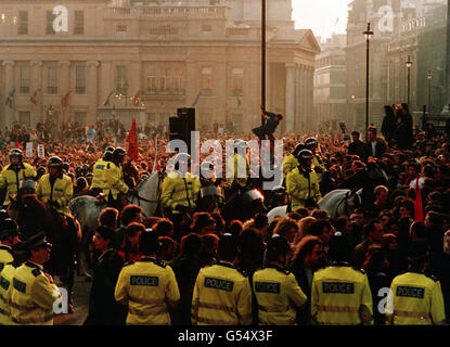 Berittene Polizisten und Polizisten zu Fuß versuchen, eine Menschenmenge zu kontrollieren, die sich auf dem Trafalgar Square in London versammelt, um gegen die von der konservativen Regierung erhobene Poll-Steuer zu protestieren. Der Protest entwickelte sich später zu einem Aufruhr im Londoner West End. Stockfoto