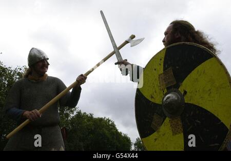 14/10/1066 - an diesem Tag in der Geschichte - Schlacht von Hastings wurde auf Senlac Hill gekämpft. Bryan Betts aus Brentford (links) und Peter Campbell von Rochdale stellen Szenen aus der Schlacht von Hastings auf dem Parliament Square in London vor der größten Nachstellung der berühmten Schlacht von 1066, die in der Battle Abbey stattfindet. * East Sussex am 14. Und 15. Oktober. Stockfoto