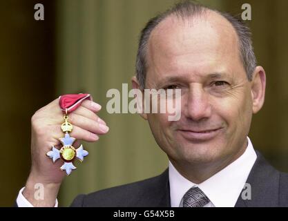 Ronald Dennis, Formel-1-Chef von McLaren, erhielt seinen CBE (Commander of the British Empire) von der britischen Königin Elizabeth II. Im Buckingham Palace in London. Stockfoto