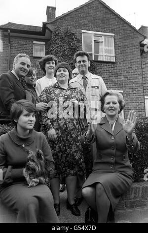 Die konservative Führerin Margaret Thatcher (rechts unten) besuchte die Familie Parker von Ascot Close, Northolt, London, die zu den ersten gehörte, die ihr terrassenratshaus vom Ealing Borough Council kauften, nachdem die Konservativen im Mai 1978 die Kontrolle über den council übernommen hatten. Harry Greenway (links), Tory-Kandidat für Ealing North, schaut zu. Stockfoto