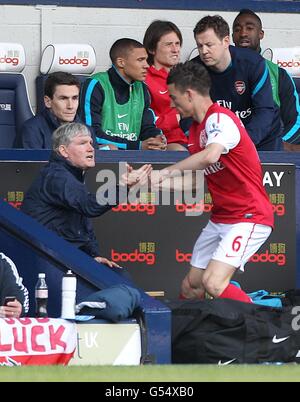 Laurent Koscielny (rechts) von Arsenal mit dem stellvertretenden Manager Pat Rce (links) Stockfoto