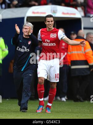 Fußball - Barclays Premier League - West Bromwich Albion gegen Arsenal - The Hawthorns. Arsenals Assistant Manager Pat Right (links) mit Robin van Persie (rechts) nach seinem letzten Spiel Stockfoto