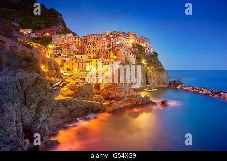 Manarola am Abend Nacht, Nationalpark Cinque Terre, Ligurien, Italien, UNESCO Stockfoto